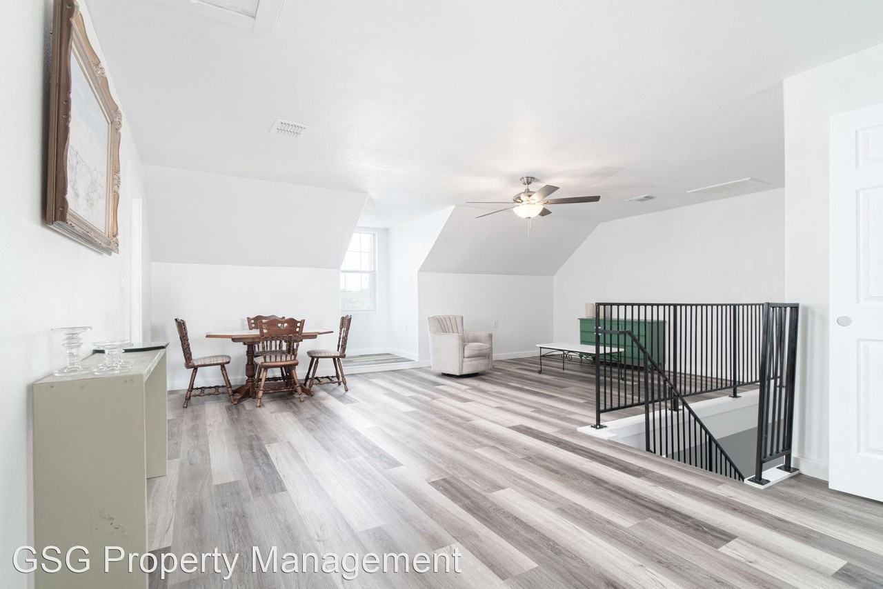 174 Woodstock Way - Photo 3 of 16
