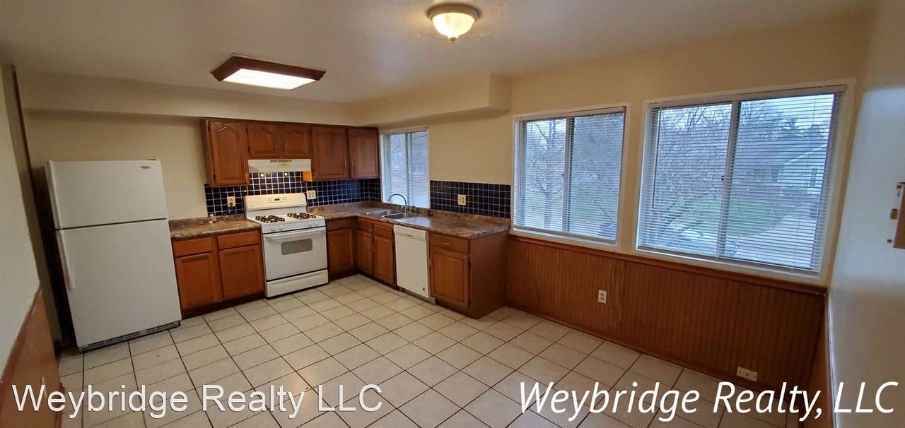 9697 Manhattan Dr - Photo 3 of 18