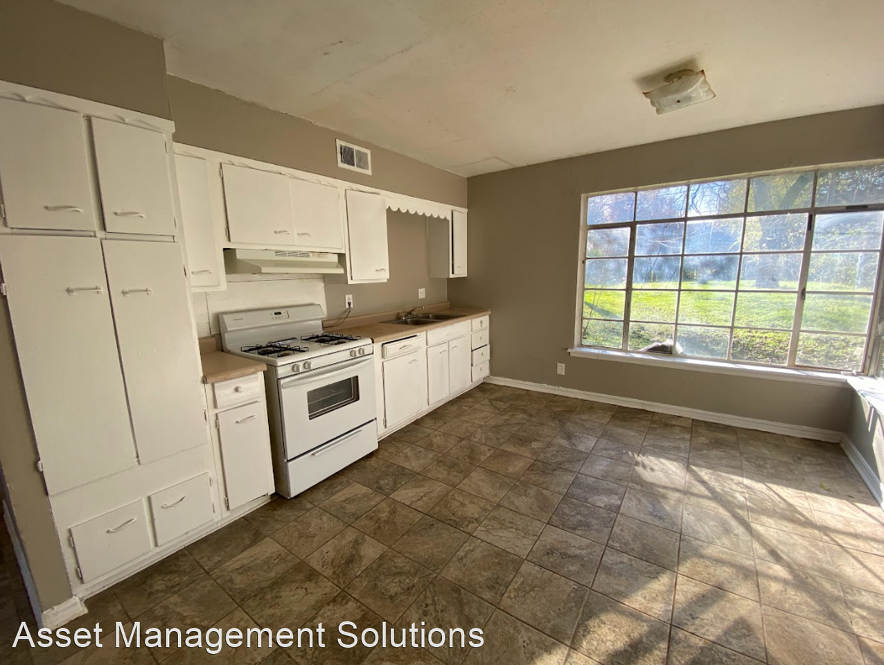 216 Nw 85th St - Photo 3 of 11