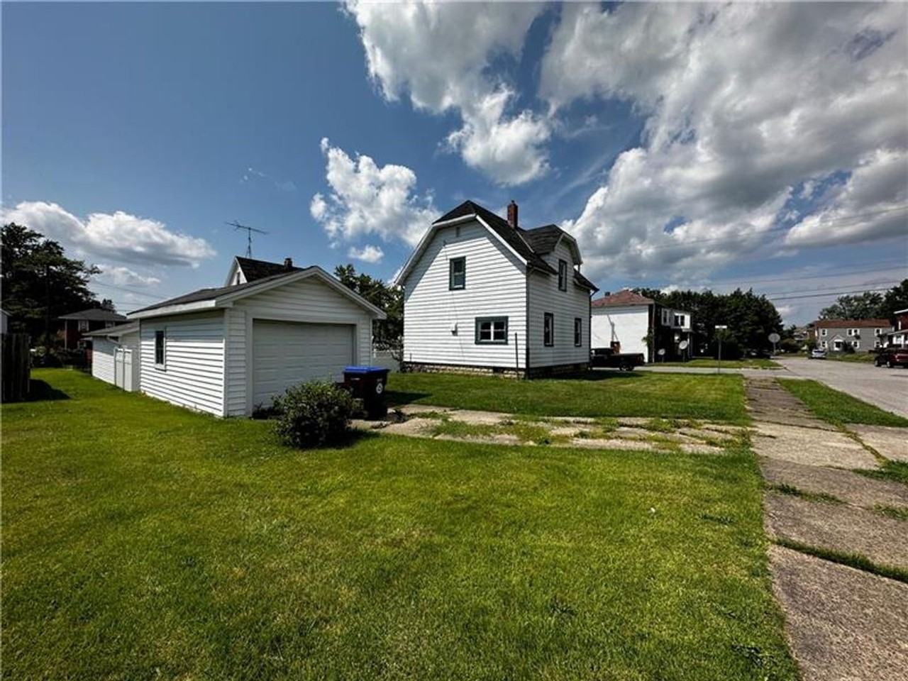 708 E Budd St - Photo 2 of 9