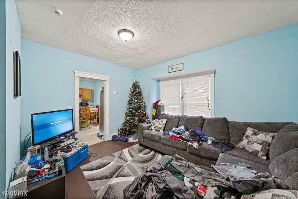 10518 Crestwood Ave - Photo 3 of 14