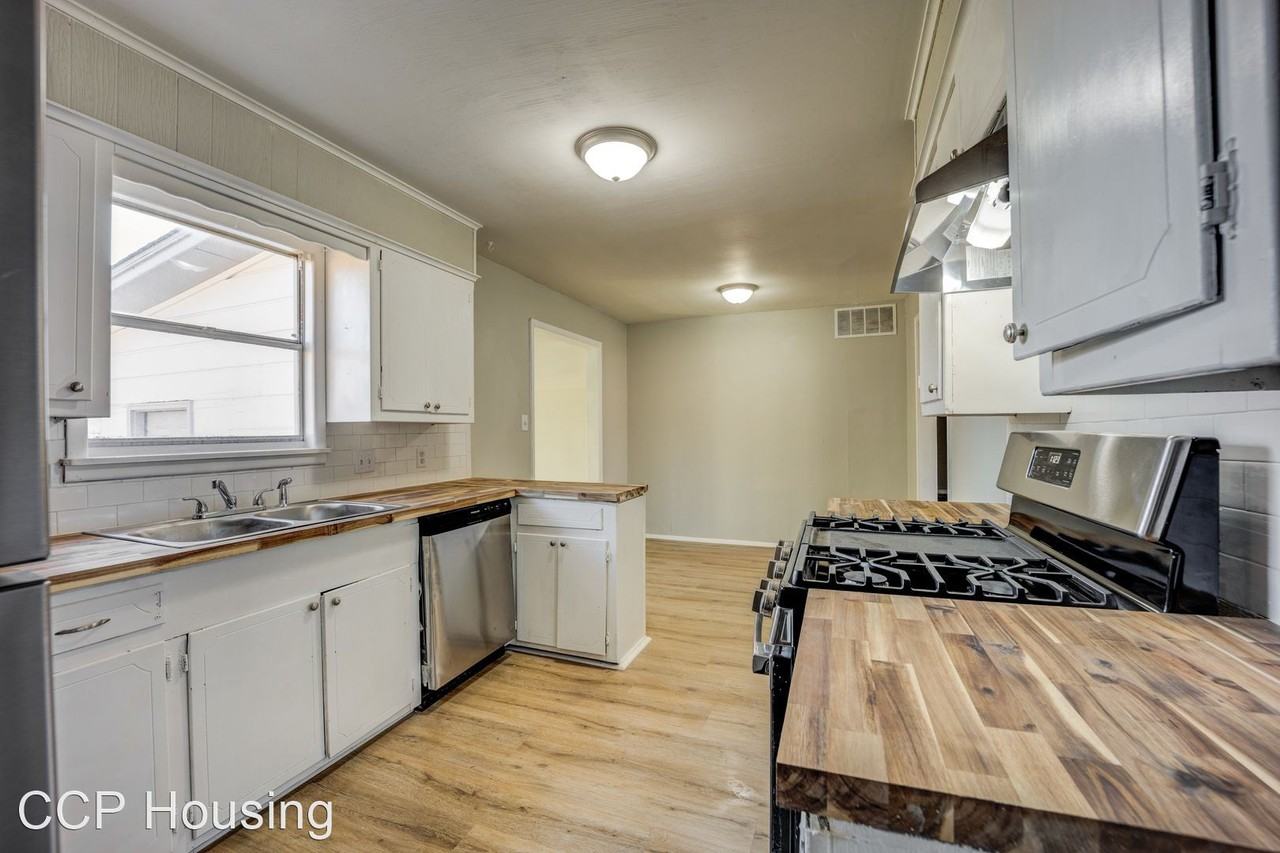 2606 Savannah St - Photo 2 of 29