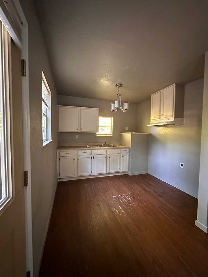 922 W Reagan St #NA - Photo 3 of 12