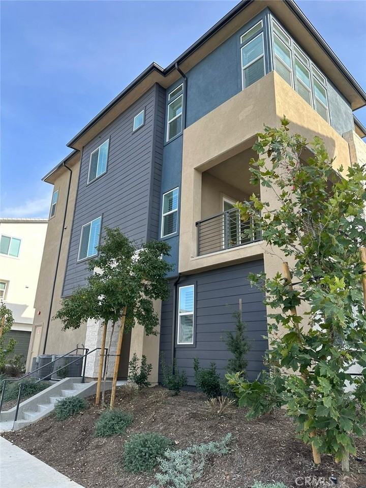 300 Tank - Photo 2 of 37