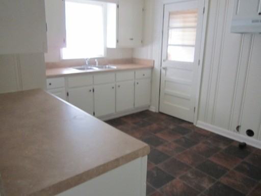 1302 Elm St - Photo 3 of 8