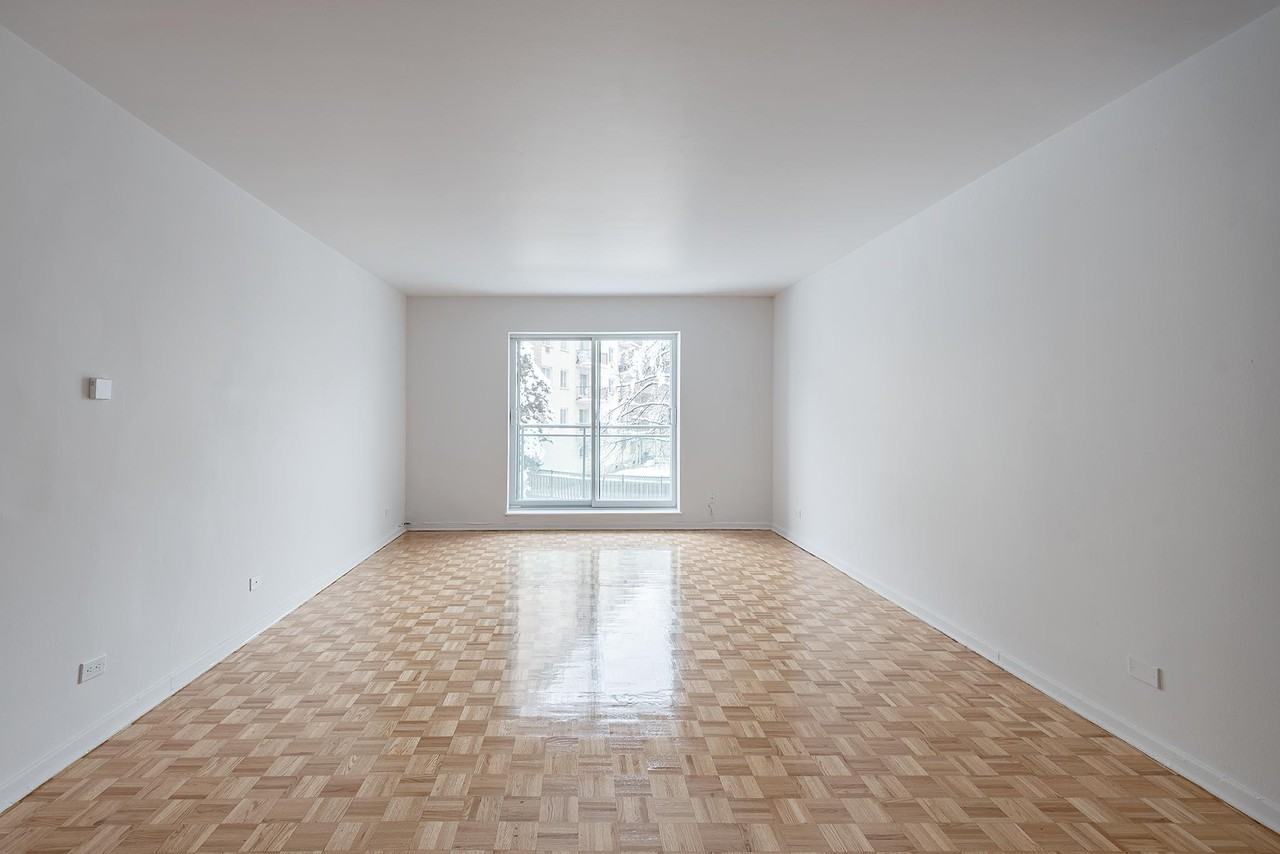 2460 Benny Crescent Apartments 2260 Av Benny, Montréal, QC H4B 2R4