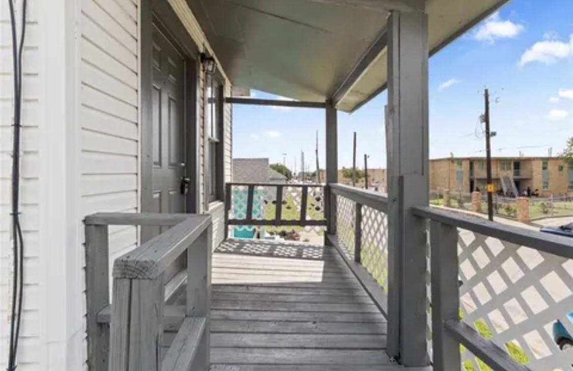 3913 Winnie St #UP - Photo 4 of 15