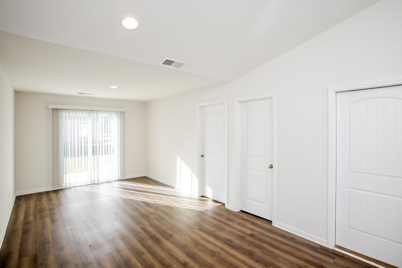 470 Conifer St - Photo 3 of 15
