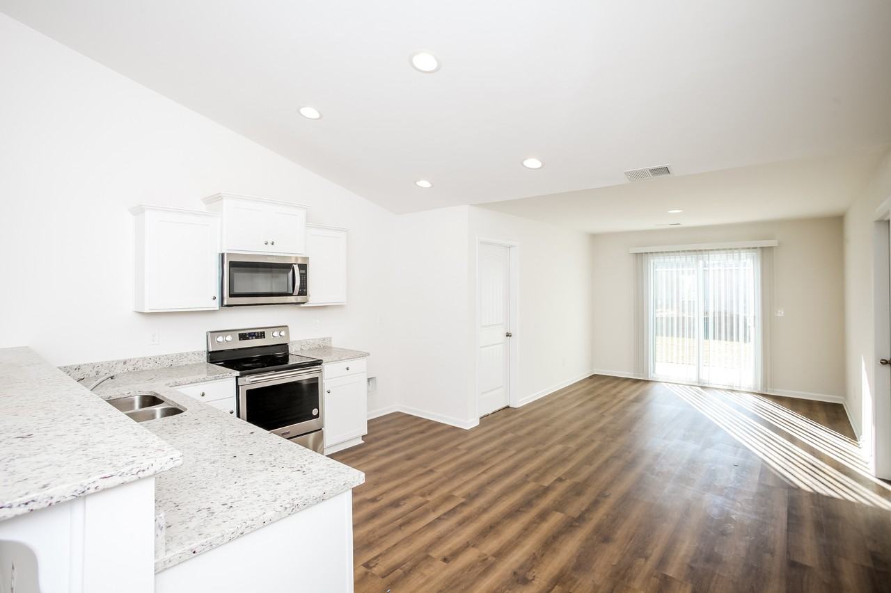 470 Conifer St - Photo 6 of 15