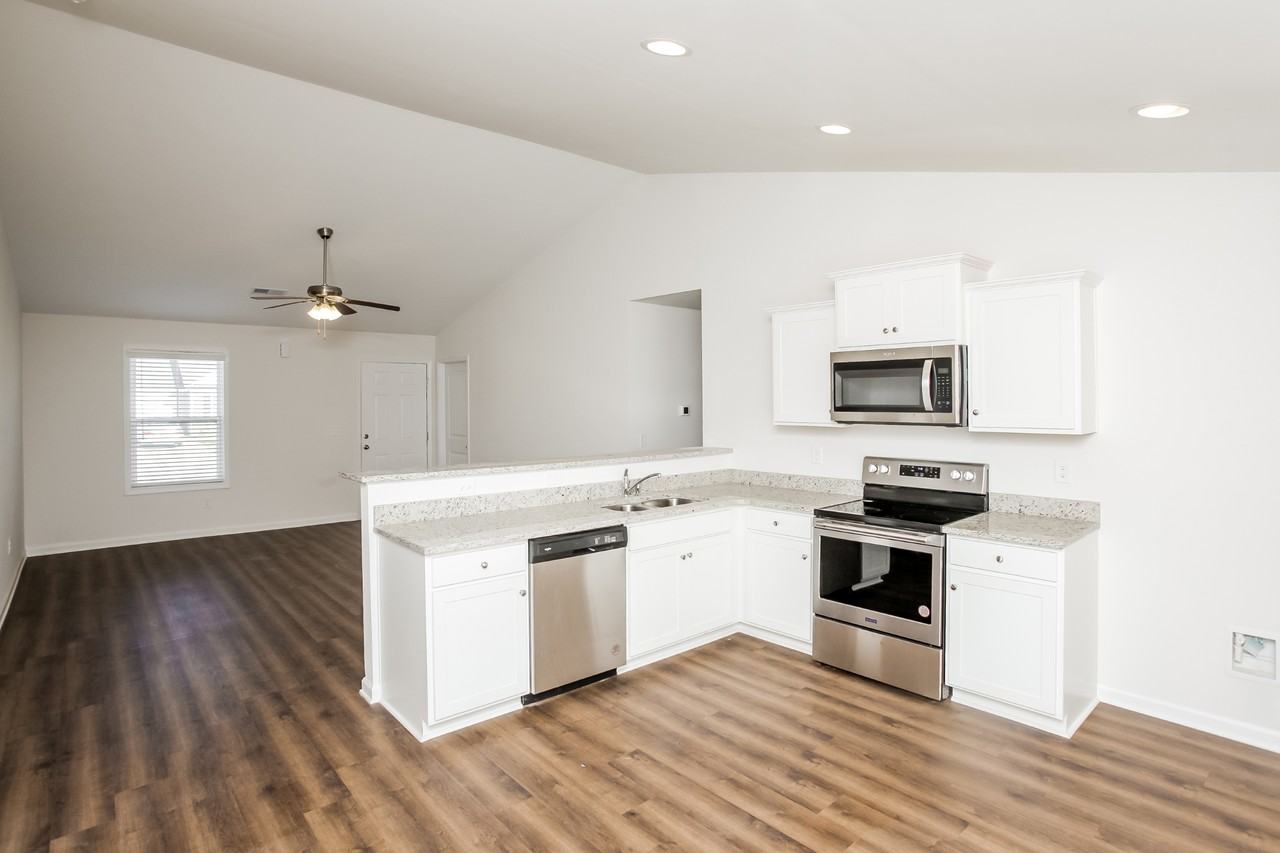 470 Conifer St - Photo 7 of 15