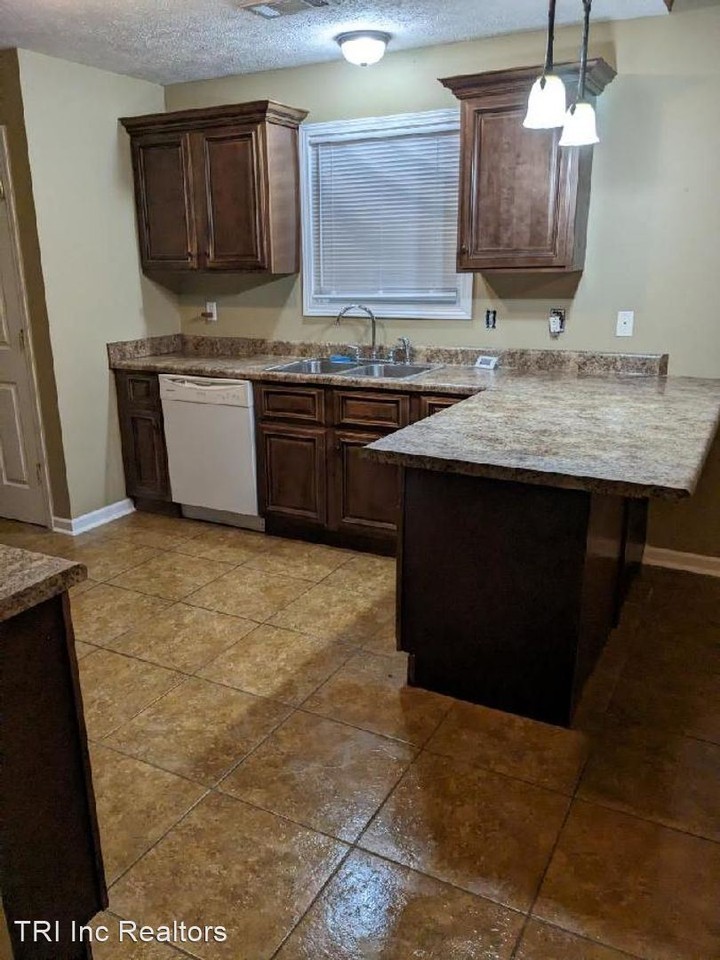 597 Mitchell St - Photo 2 of 13