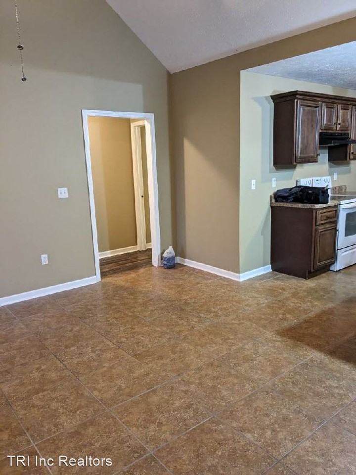 597 Mitchell St - Photo 3 of 13