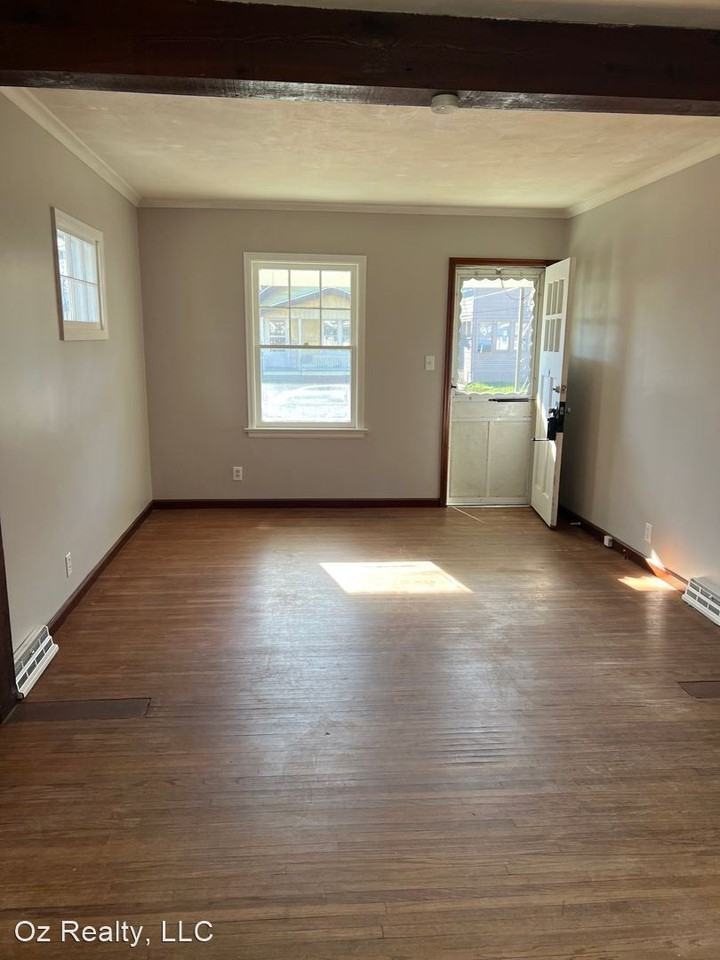 2032 Barrows St - Photo 3 of 9