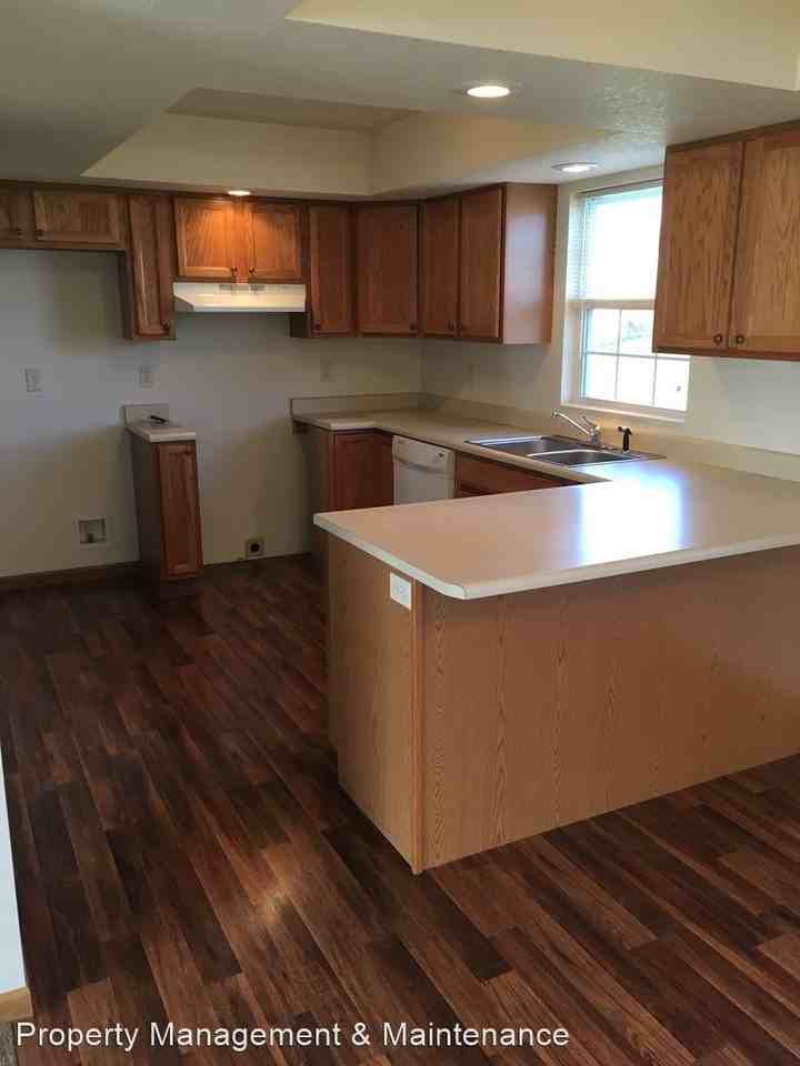 1906 N Oak Dr - Photo 2 of 10