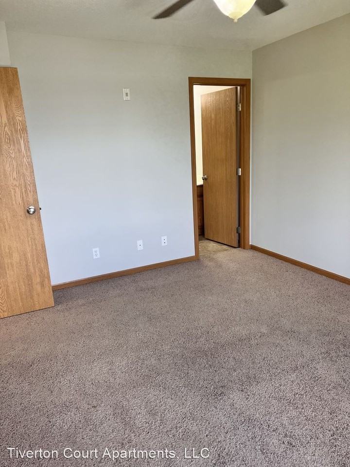 3810 Tiverton Ct - Photo 3 of 8