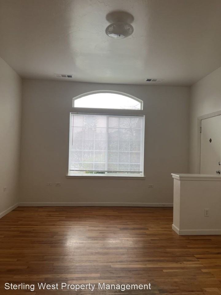 970/972 Stewart Ave - Photo 2 of 10