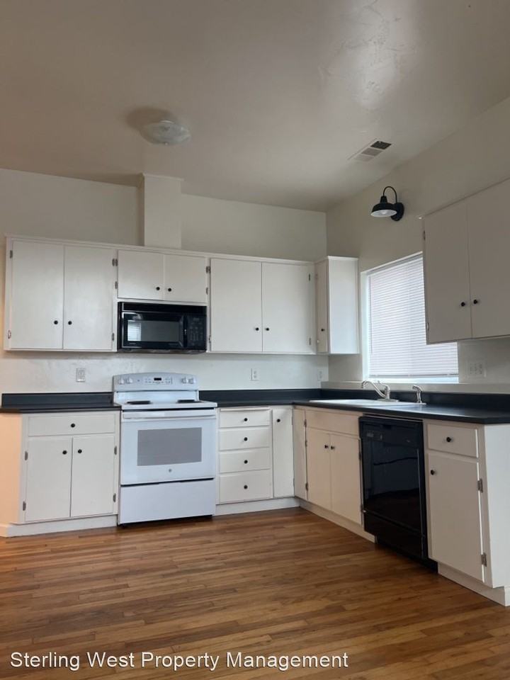 970/972 Stewart Ave - Photo 3 of 10