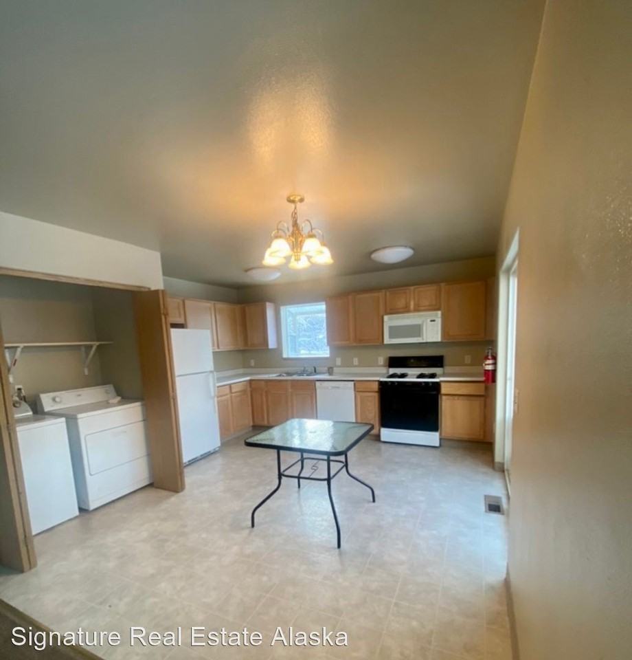 233 E Stonehaven Circle - Photo 2 of 5