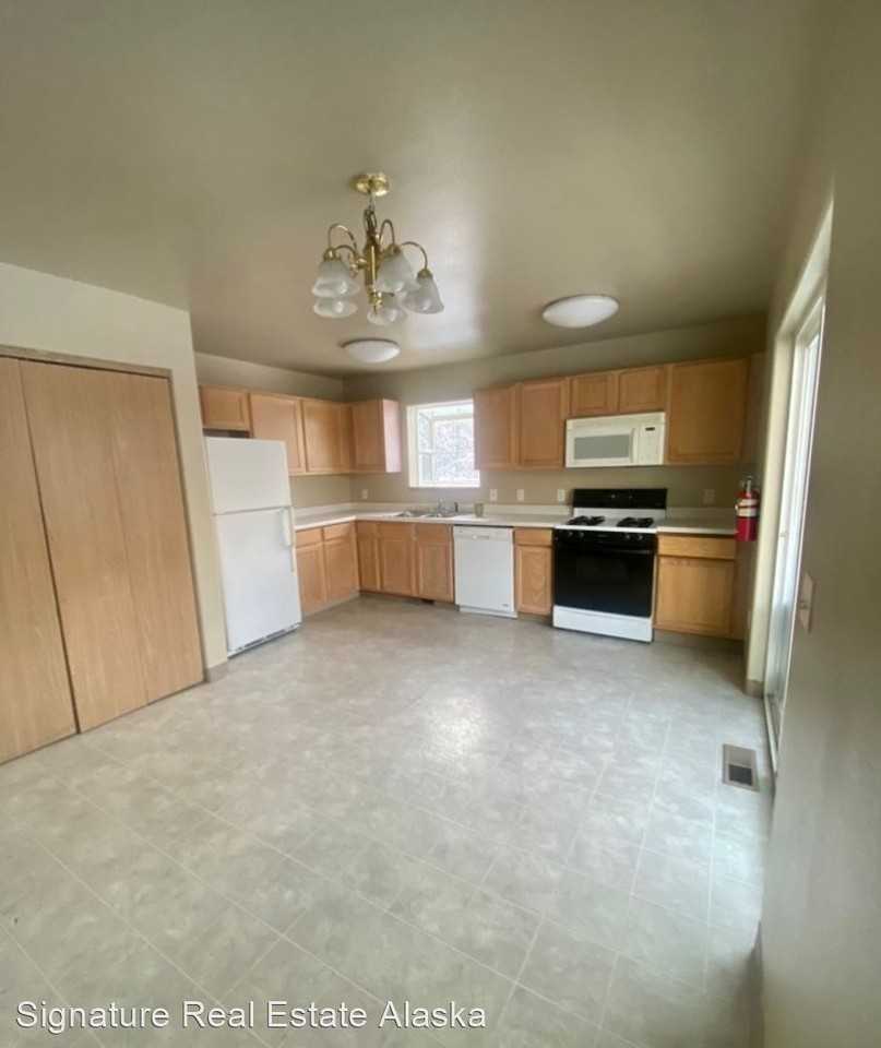 233 E Stonehaven Circle - Photo 3 of 5