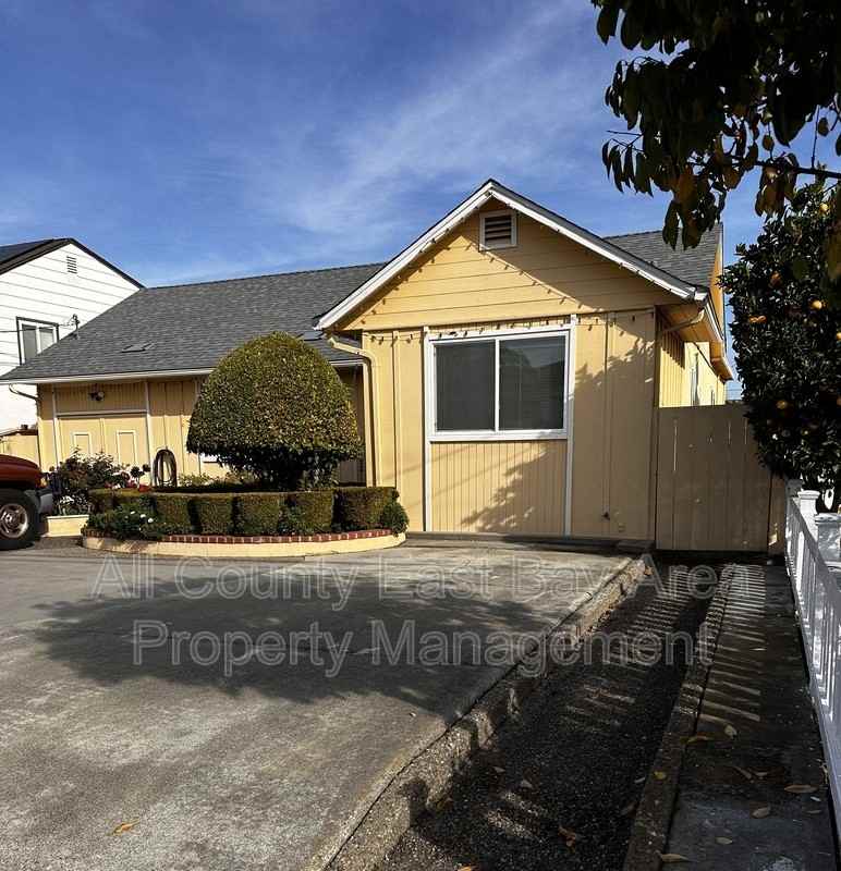 1101 Granada St - Photo 2 of 43