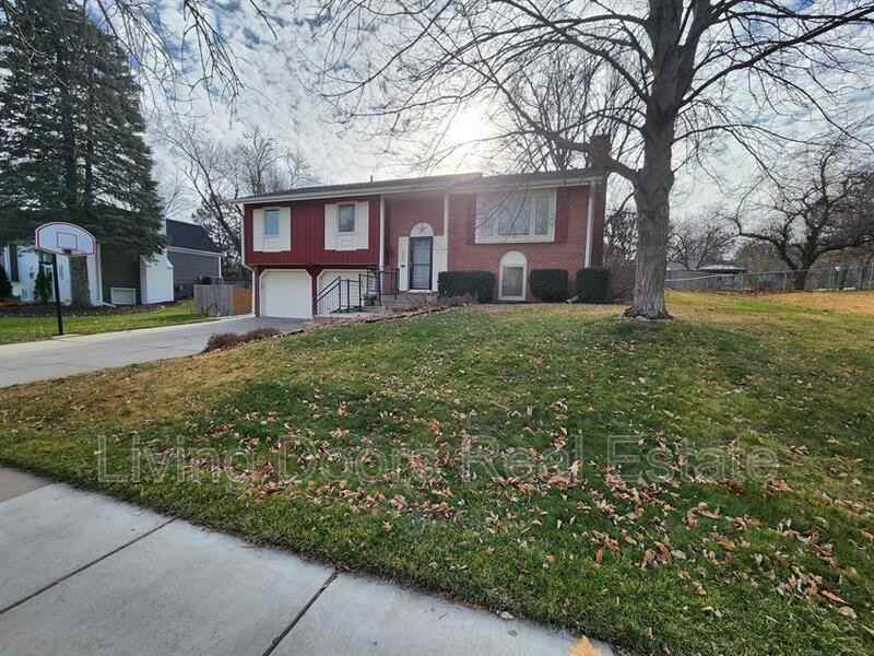 7821 Trendwood Dr - Photo 3 of 25