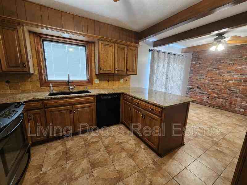 7821 Trendwood Dr - Photo 5 of 25