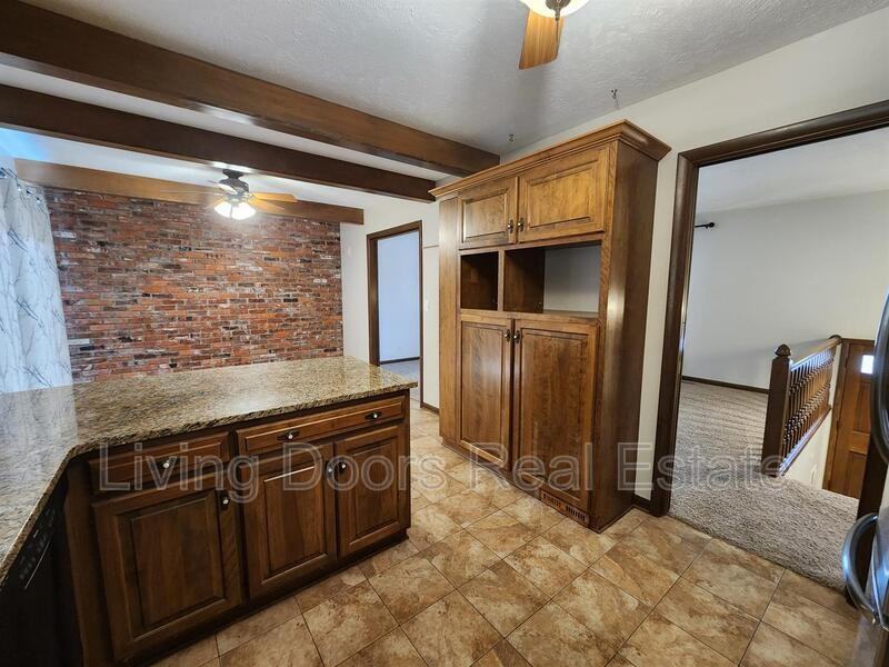 7821 Trendwood Dr - Photo 6 of 25