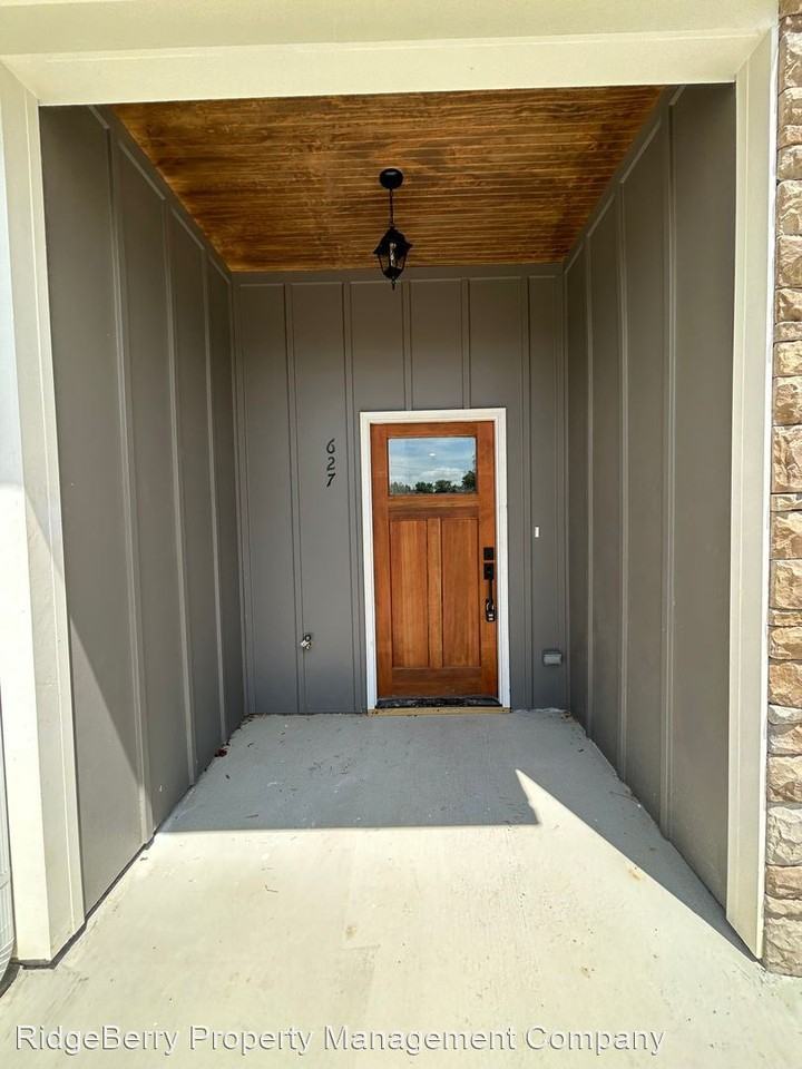 627 E 3rd St #12 - Photo 2 of 46