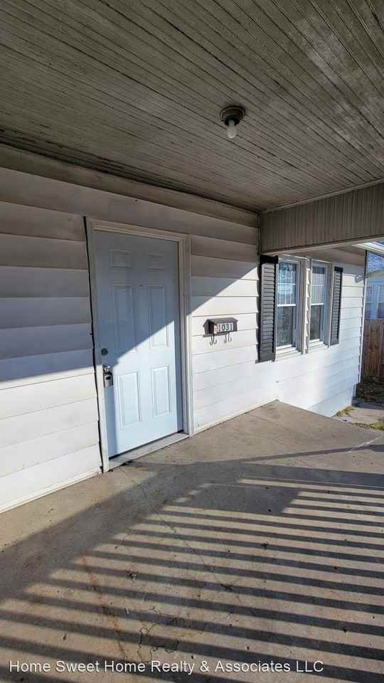 1031 W Chase St - Photo 2 of 12