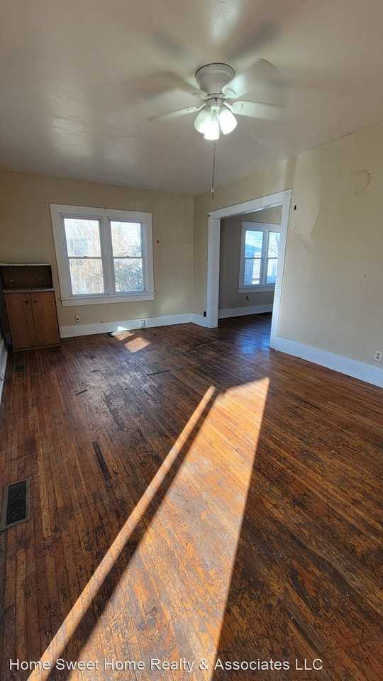 1031 W Chase St - Photo 3 of 12