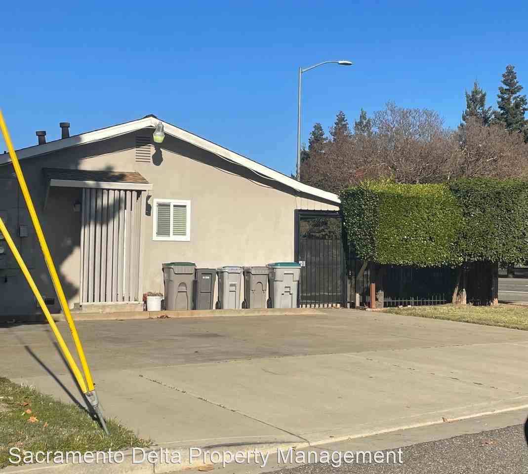 1608/ 1610/ 1612 Jefferson Blvd (OWNER KEEPS LATE FEES) Apartments