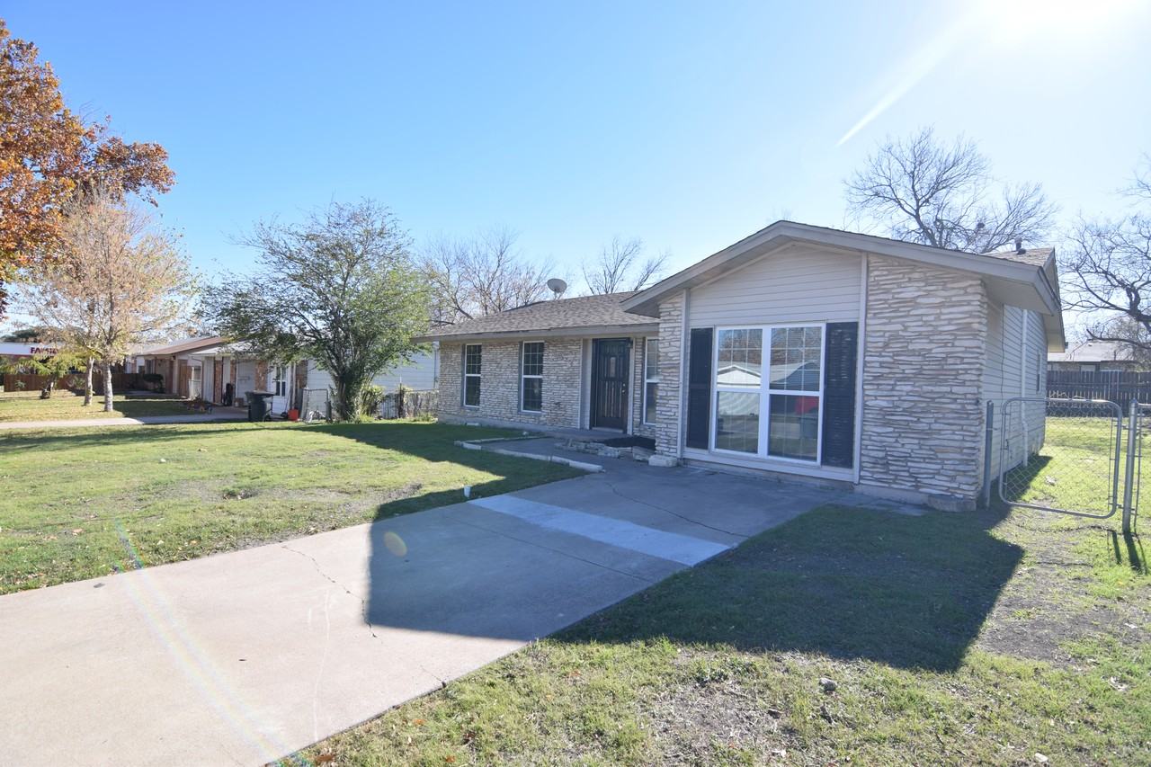 1206 Bonner Dr - Photo 2 of 19