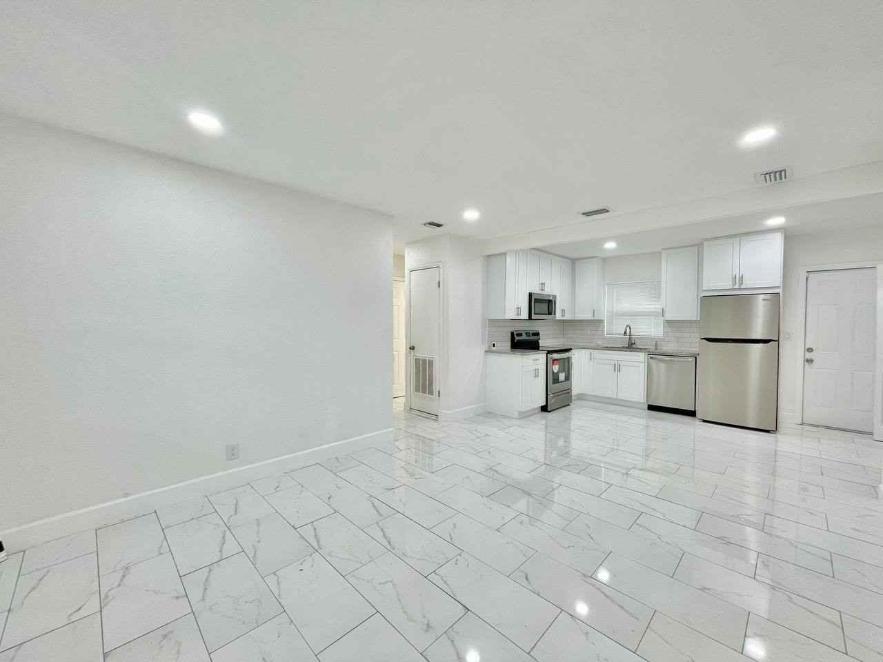 5019 S 86th St - Photo 3 of 25