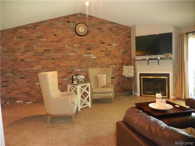 702 S Brady St #B - Photo 3 of 28