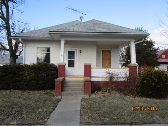 704 E Walnut St - Photo 2 of 11