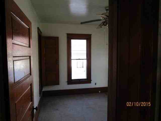 704 E Walnut St - Photo 3 of 11