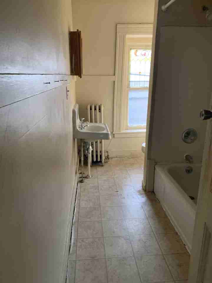 866 Smith St Uppr - Photo 2 of 7