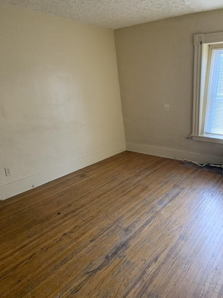 866 Smith St Uppr - Photo 3 of 7