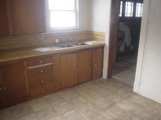 129 E Lucius Ave - Photo 3 of 6