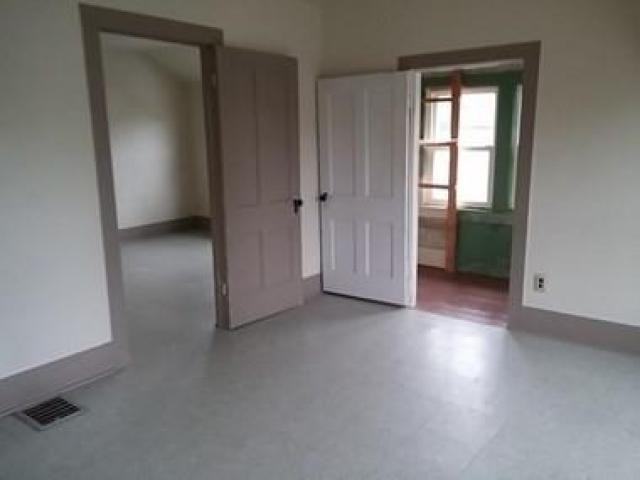 521 S Steel St - Photo 3 of 15