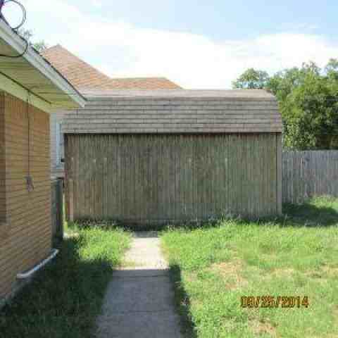 303 NE 6th St - Photo 2 of 11