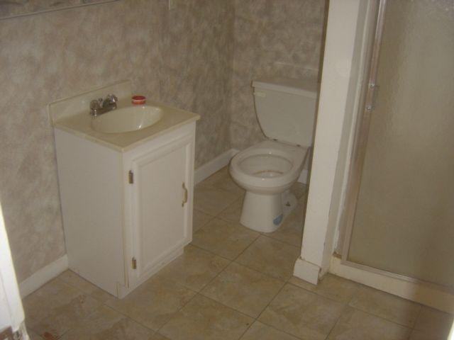 1004 Reynolds St - Photo 3 of 9