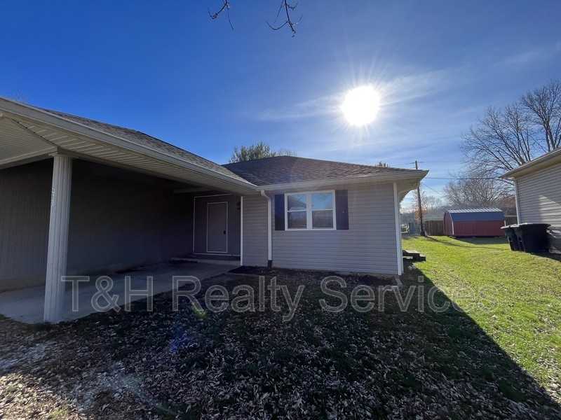 203 W Knox St - Photo 2 of 12