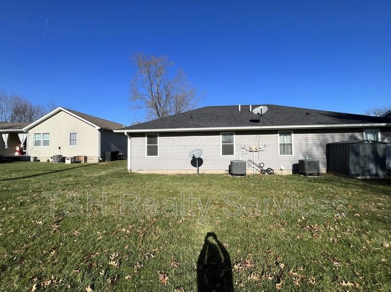 203 W Knox St - Photo 3 of 12