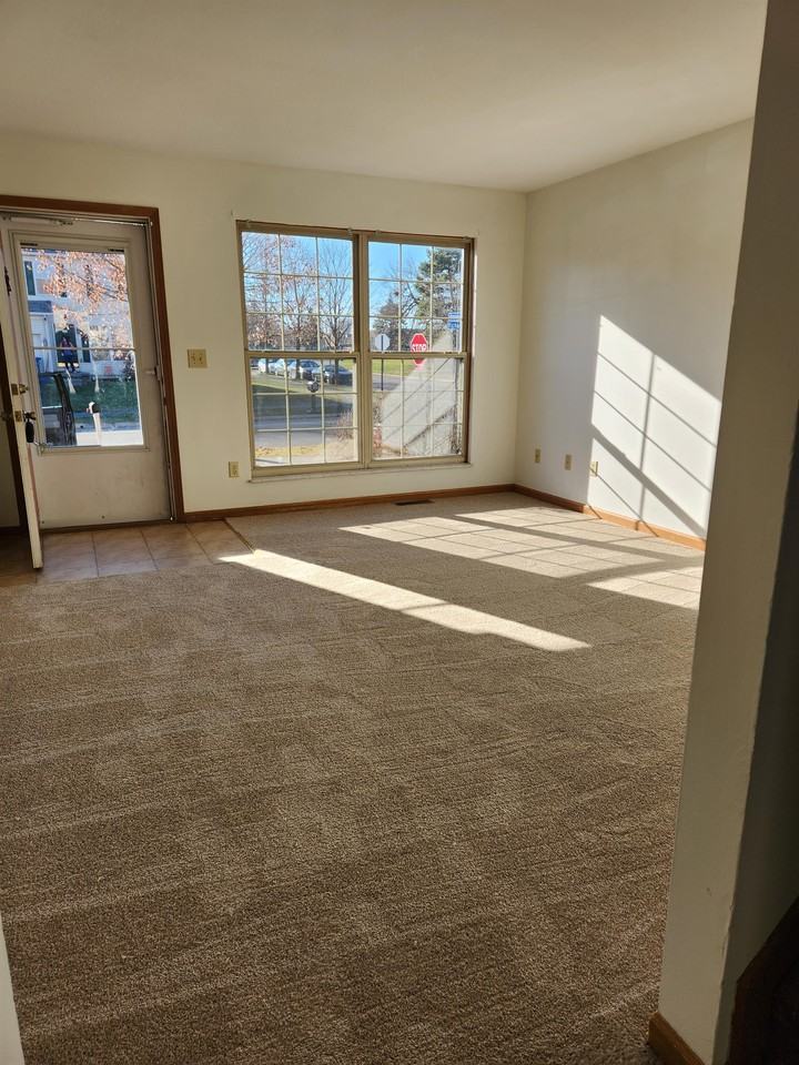 242 Richards Dr #1 - Photo 3 of 11