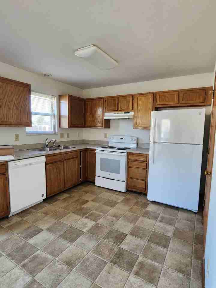 242 Richards Dr #1 - Photo 4 of 11