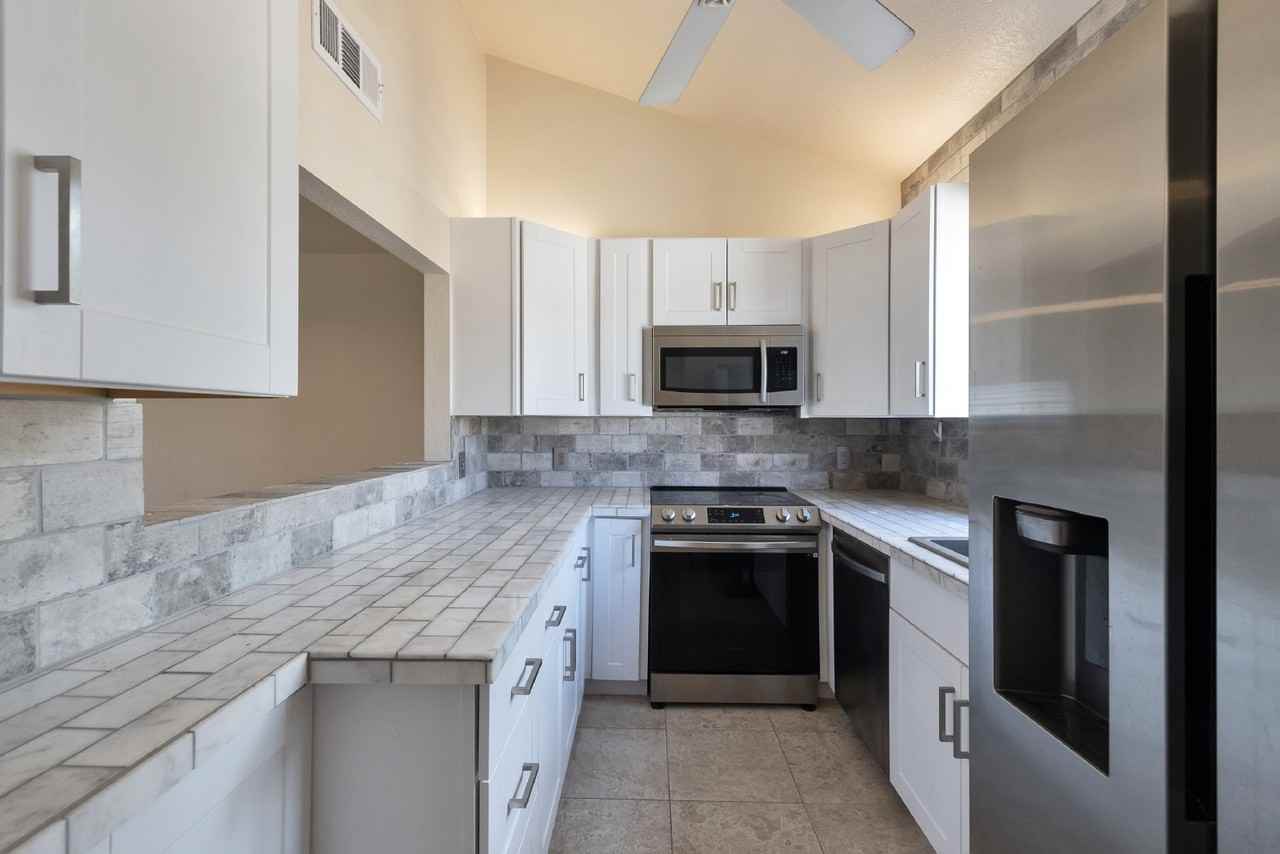 2931 E Rose Ln - Photo 2 of 17