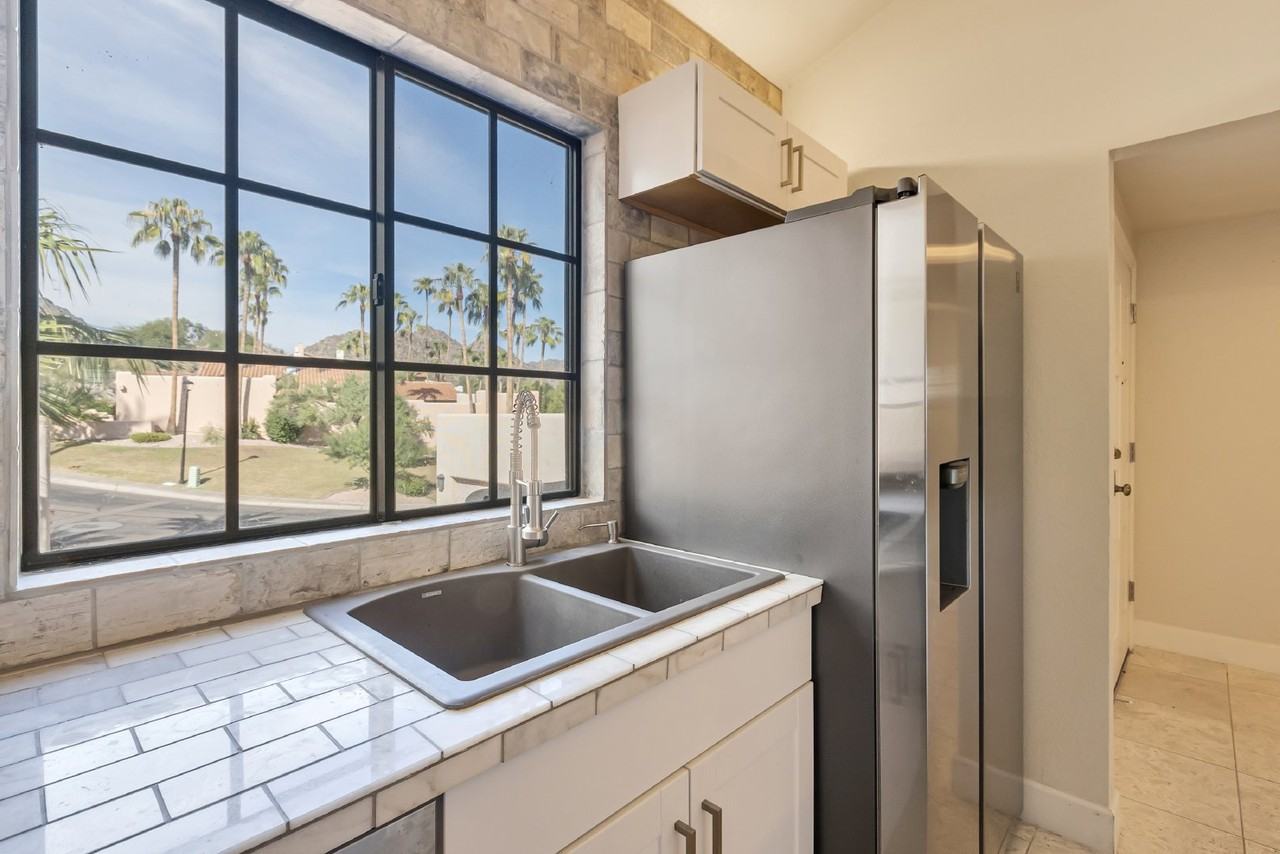 2931 E Rose Ln - Photo 3 of 17