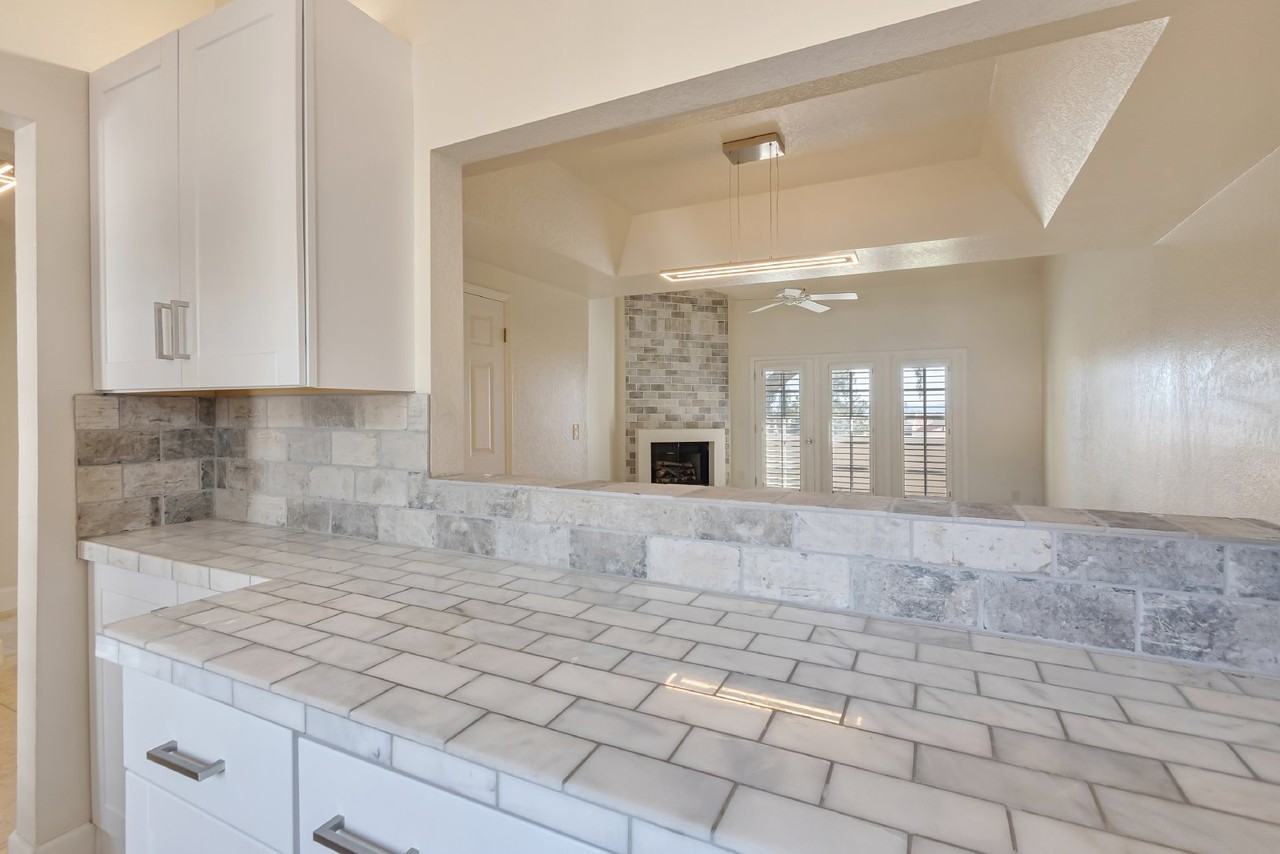 2931 E Rose Ln - Photo 4 of 17