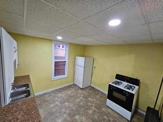 707 E Mahoning St Apt A - Photo 2 of 10